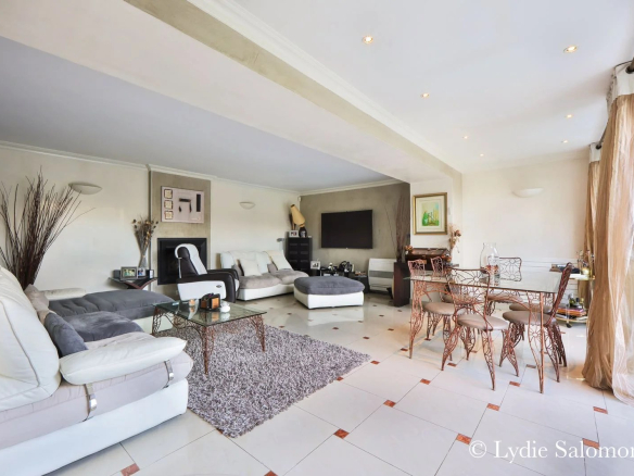 Intérieur d'une maison rénovée avec salon spacieux et mobilier moderne.