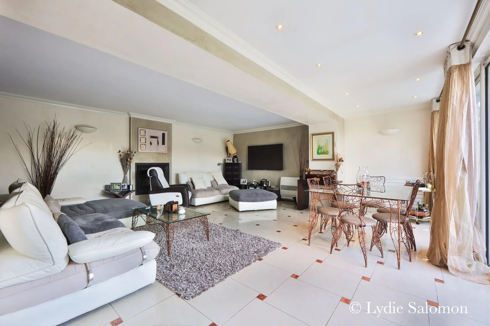 Salon d’une maison à Joinville-le-Pont Intérieur d'une maison rénovée avec salon spacieux et mobilier moderne.