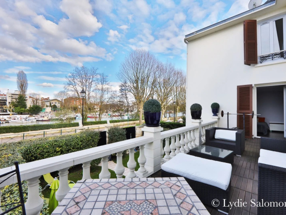 Terrasse d'une maison avec vue sur la Marne à Joinville-le-Pont, mobilier de jardin en extérieur.