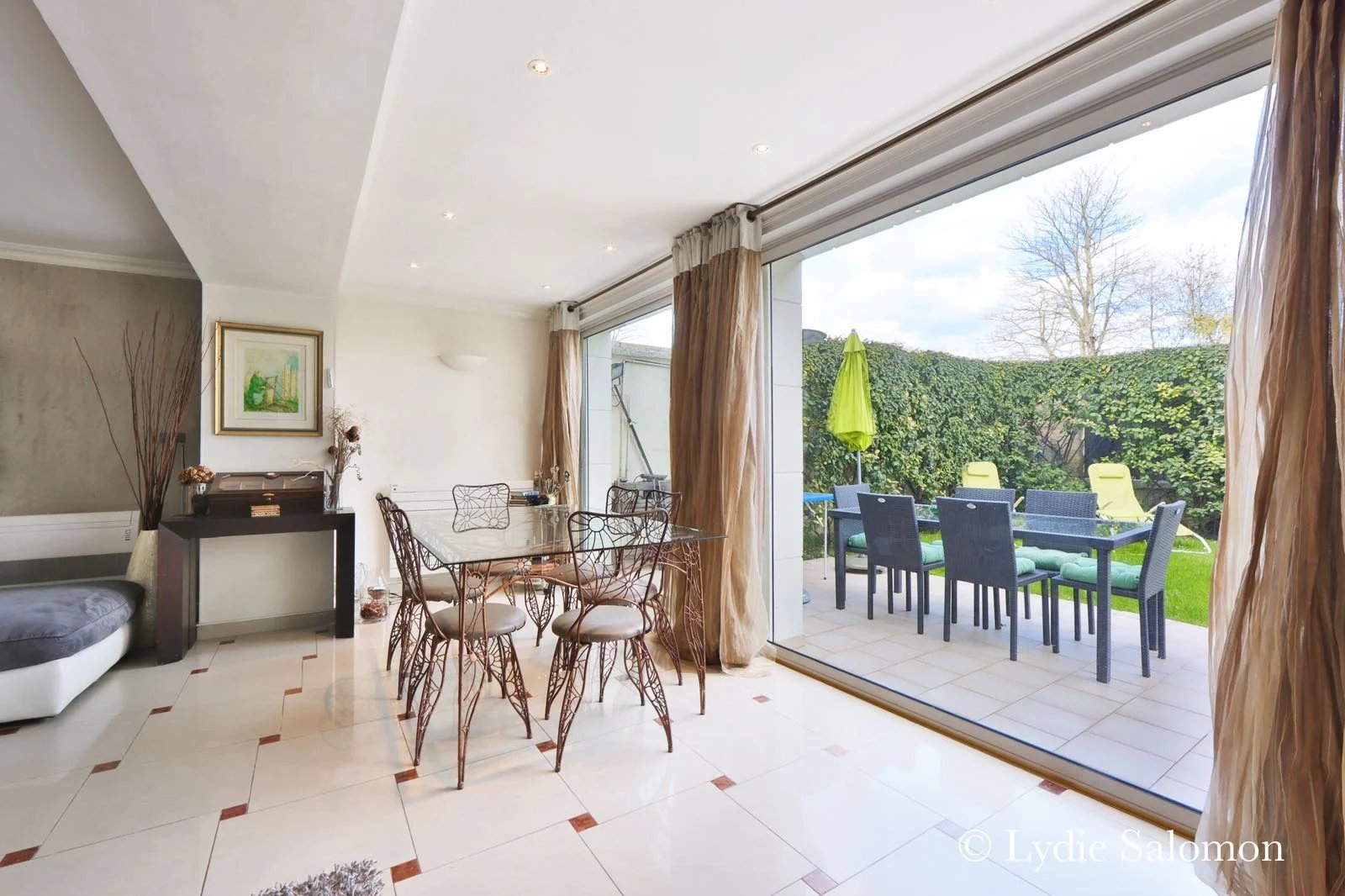 Intérieur d’une maison à Joinville-le-Pont Intérieur d'une maison rénovée avec salle à manger et accès à un jardin.