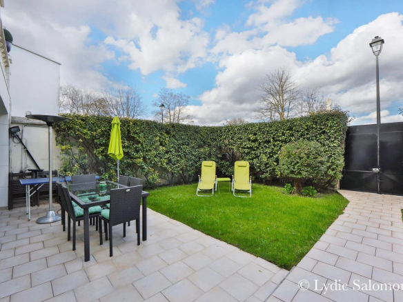 Jardin d'une maison avec mobilier de jardin à Joinville-le-Pont.