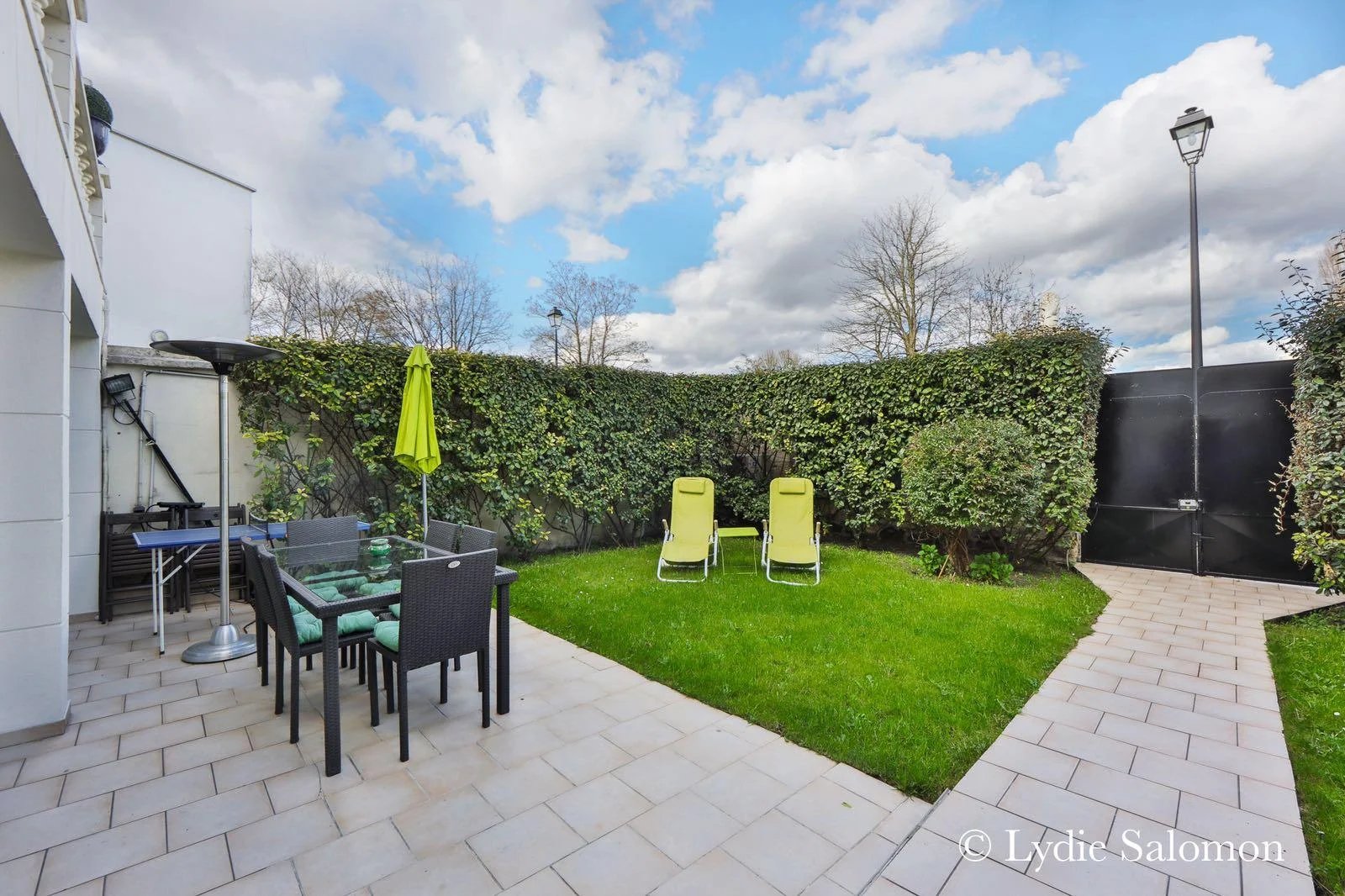 Jardin de maison à Joinville-le-Pont Jardin d'une maison avec mobilier de jardin à Joinville-le-Pont.