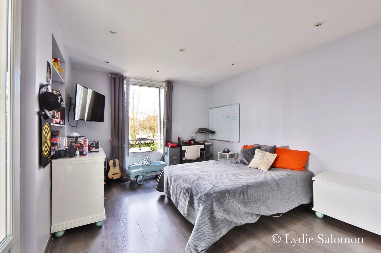Chambre moderne à Joinville-le-Pont Chambre d'une maison rénovée avec lit, télévision et bureau, à Joinville-le-Pont.