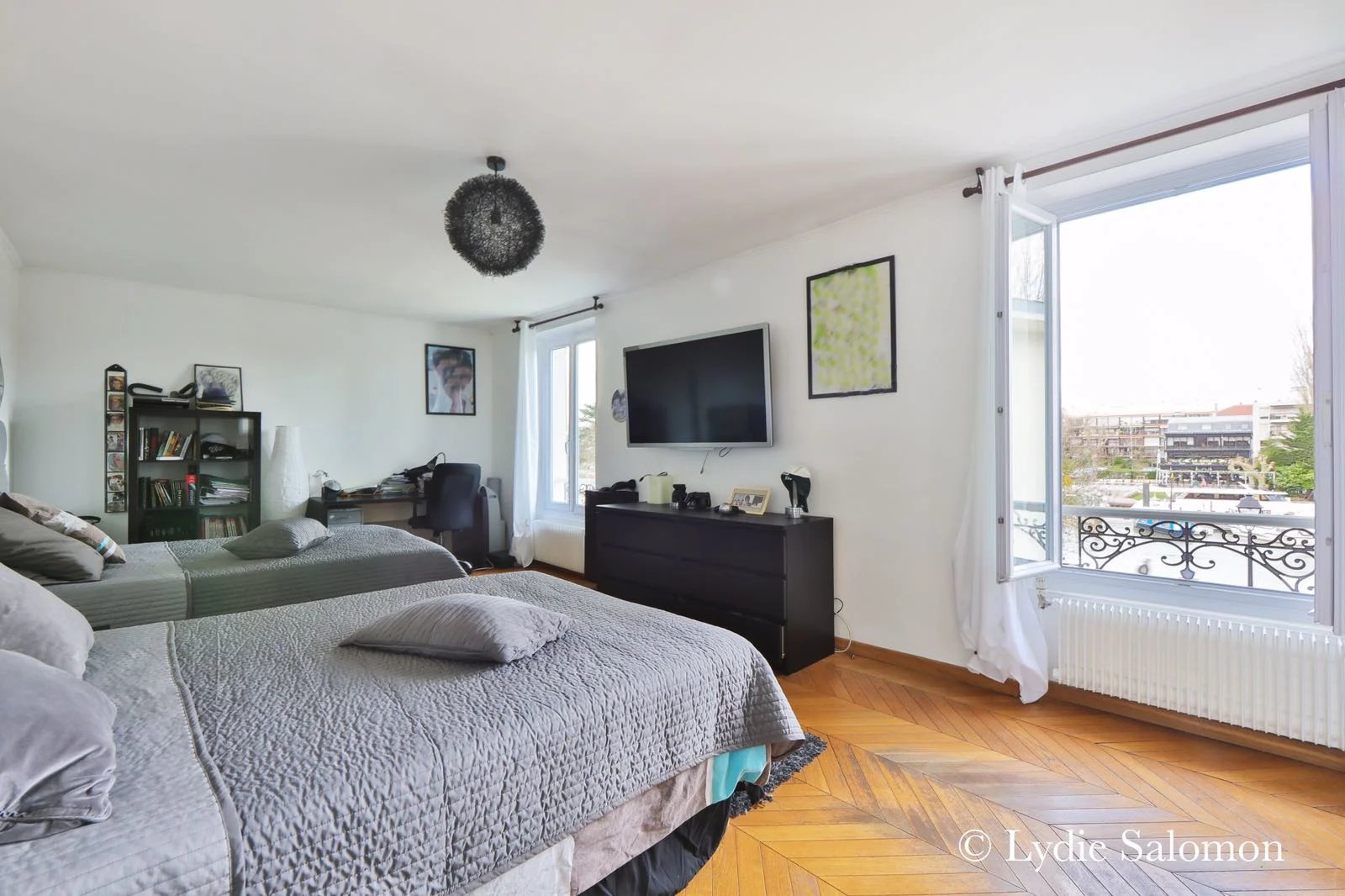 Chambre spacieuse Chambre spacieuse avec deux lits, télévision et fenêtres donnant sur l'extérieur.