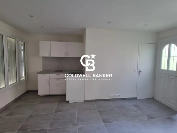 Intérieur d'un studio rénové avec cuisine ouverte et carrelage au sol, quartier Jules Ferry à Montrouge.