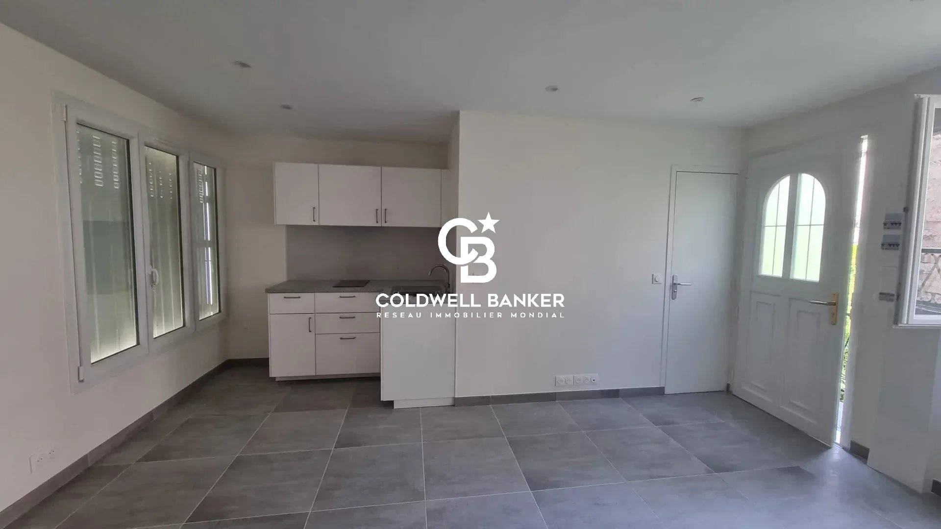 Studio rénové à Montrouge Intérieur d'un studio rénové avec cuisine ouverte et carrelage au sol, quartier Jules Ferry à Montrouge.