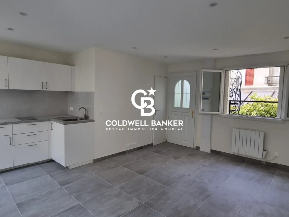 Intérieur d'un studio rénové avec cuisine et lumière naturelle à Montrouge.