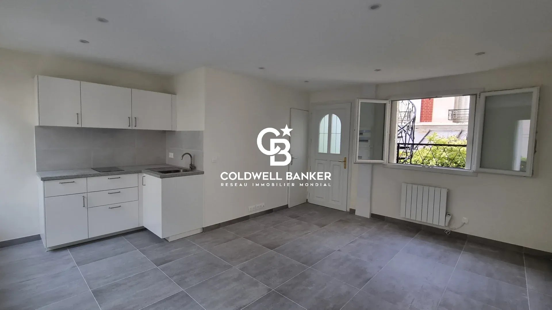 Studio rénové à Montrouge Intérieur d'un studio rénové avec cuisine et lumière naturelle à Montrouge.