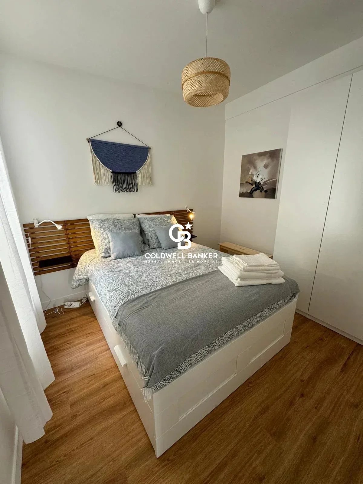 Chambre d’appartement rénové Chambre d'un appartement rénové avec lit double et décoration moderne.