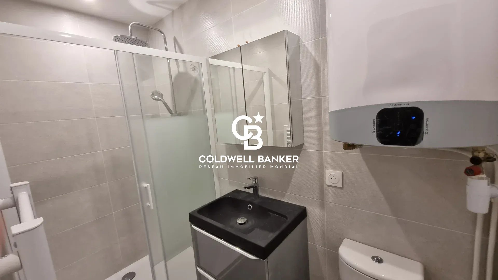 Salle de bain d’un appartement rénové Salle de bain moderne avec douche, lavabo et toilettes dans un appartement rénové.