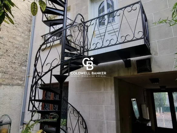 Escalier en colimaçon menant à une terrasse sur le toit d'un ensemble immobilier rénové à Montrouge.