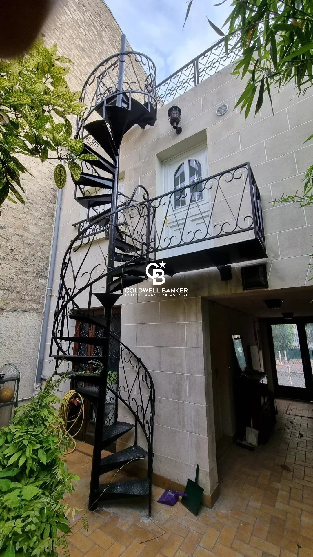 Escalier vers la terrasse Escalier en colimaçon menant à une terrasse sur le toit d'un ensemble immobilier rénové à Montrouge.