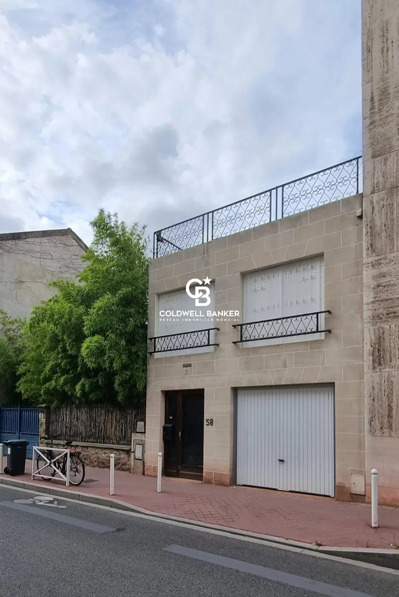 Ensemble immobilier à Montrouge Ensemble immobilier rénové avec terrasse en rooftop, situé dans le quartier Jules Ferry à Montrouge.