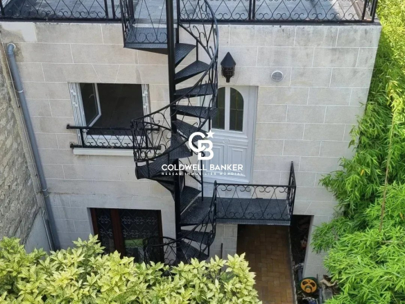 Vue d'un ensemble immobilier rénové avec terrasse et escalier extérieur, quartier Jules Ferry à Montrouge.