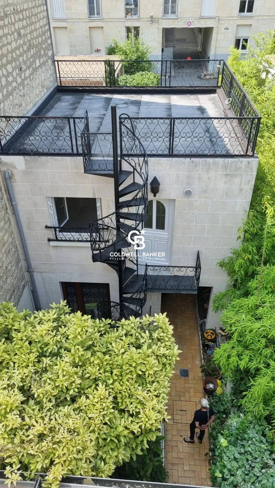 Ensemble immobilier rénové à Montrouge Vue d'un ensemble immobilier rénové avec terrasse et escalier extérieur, quartier Jules Ferry à Montrouge.