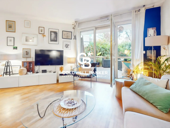 Intérieur d'un appartement lumineux avec salon, télévision et accès à une terrasse.