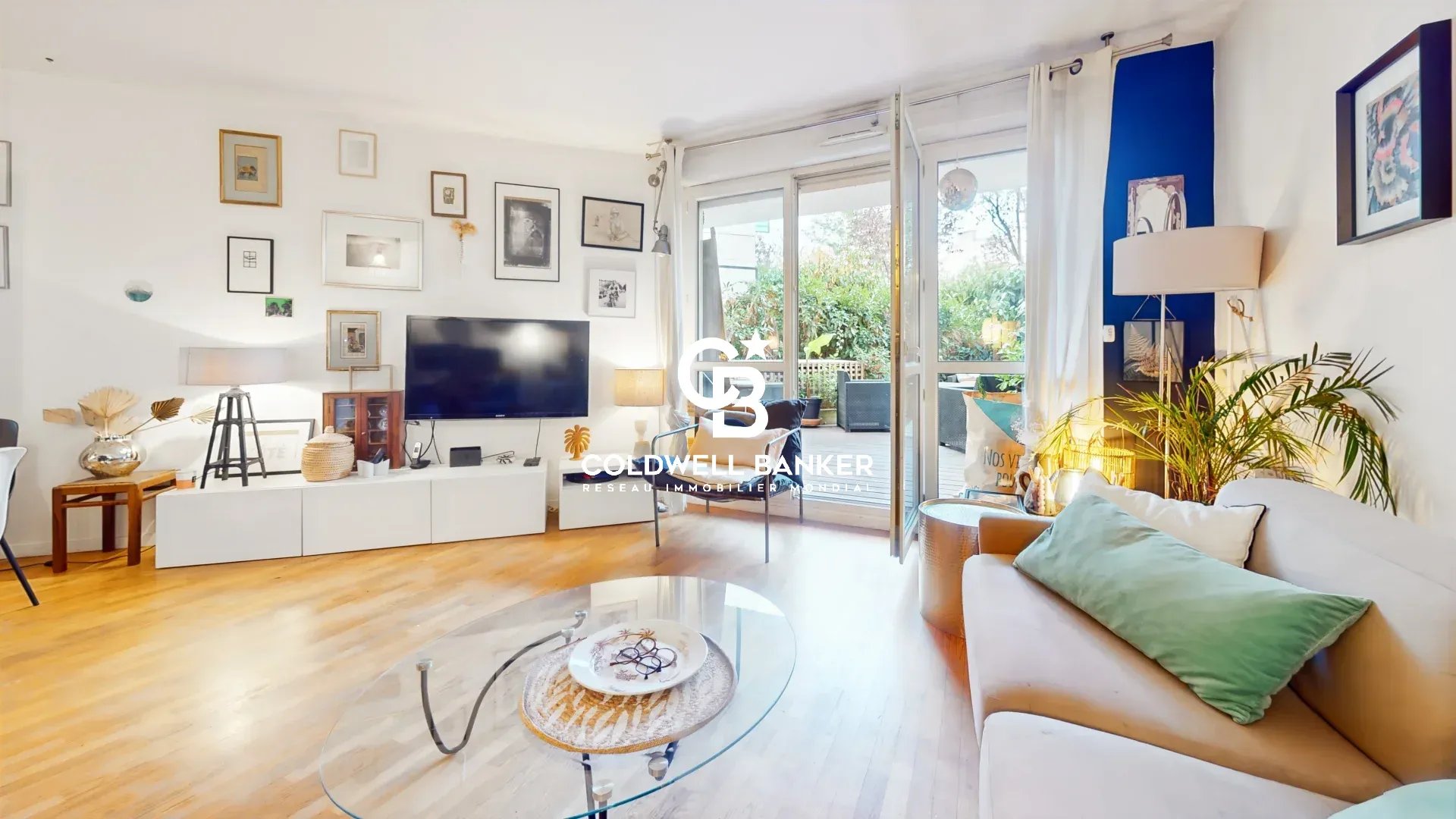 Appartement 3 pièces à Montrouge Intérieur d'un appartement lumineux avec salon, télévision et accès à une terrasse.