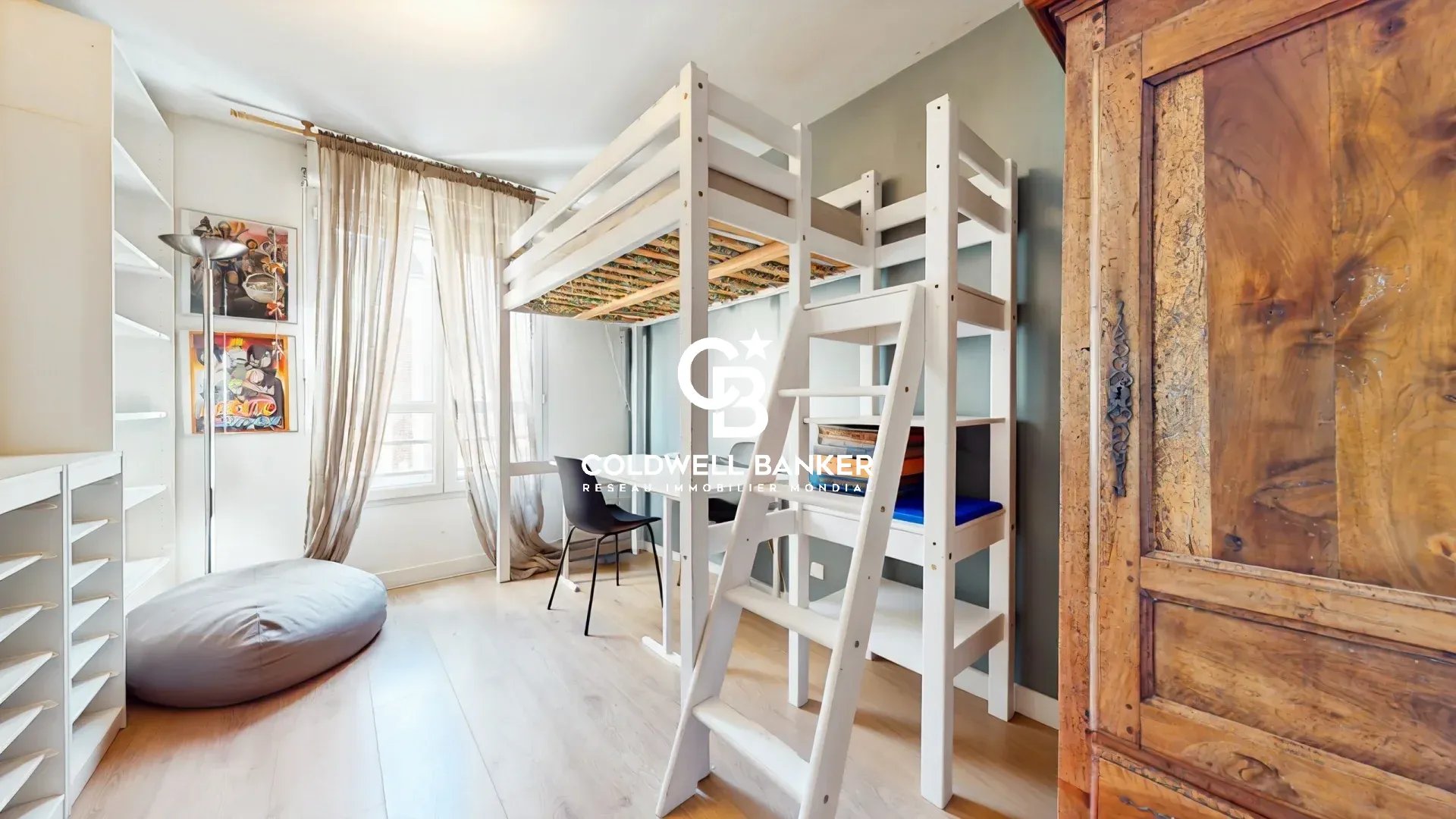 Chambre d’appartement à Montrouge Chambre d'un appartement à Montrouge avec lit superposé et mobilier en bois.
