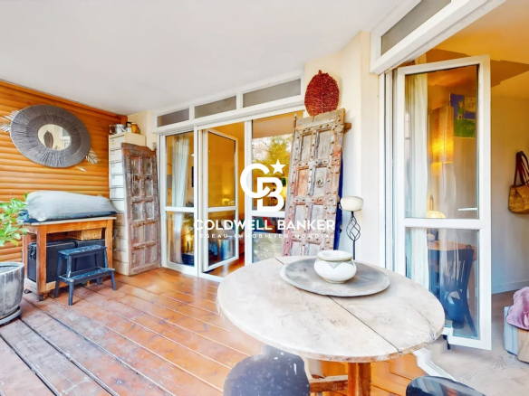 Terrasse d'un appartement à Montrouge avec mobilier de jardin en bois.