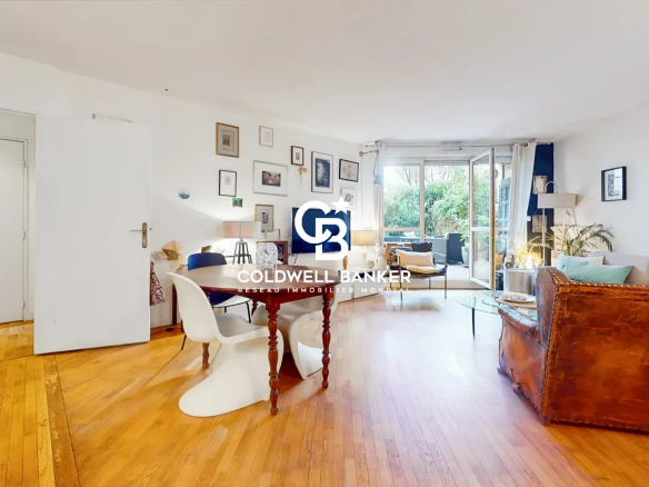 Intérieur d'un appartement 3 pièces avec salon lumineux et accès à une terrasse.