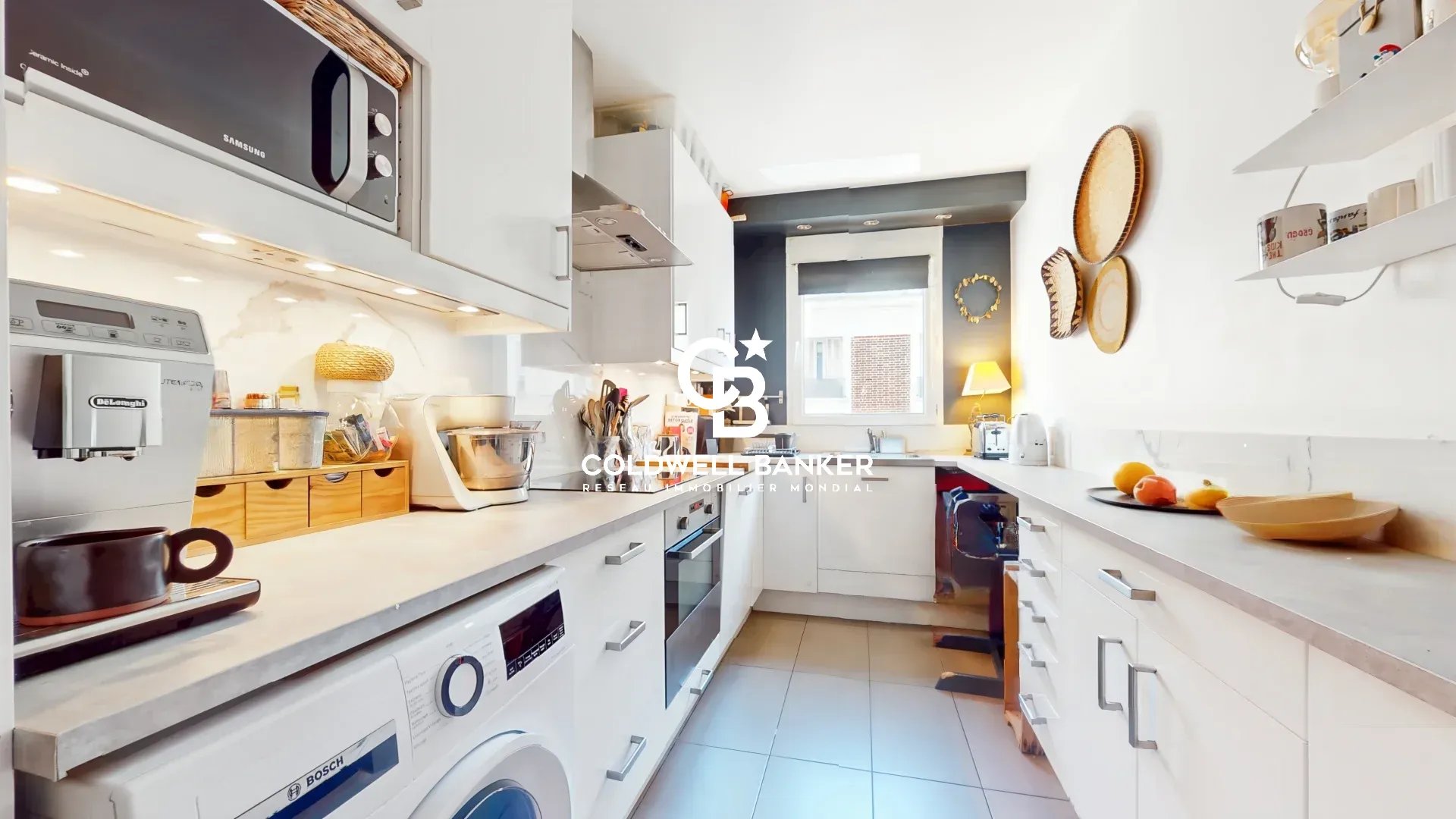 Cuisine d’un appartement à Montrouge Cuisine moderne et fonctionnelle d'un appartement à Montrouge, avec électroménagers intégrés.