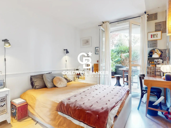 Chambre d'un appartement avec accès à une terrasse, mobilier moderne et décoration simple.