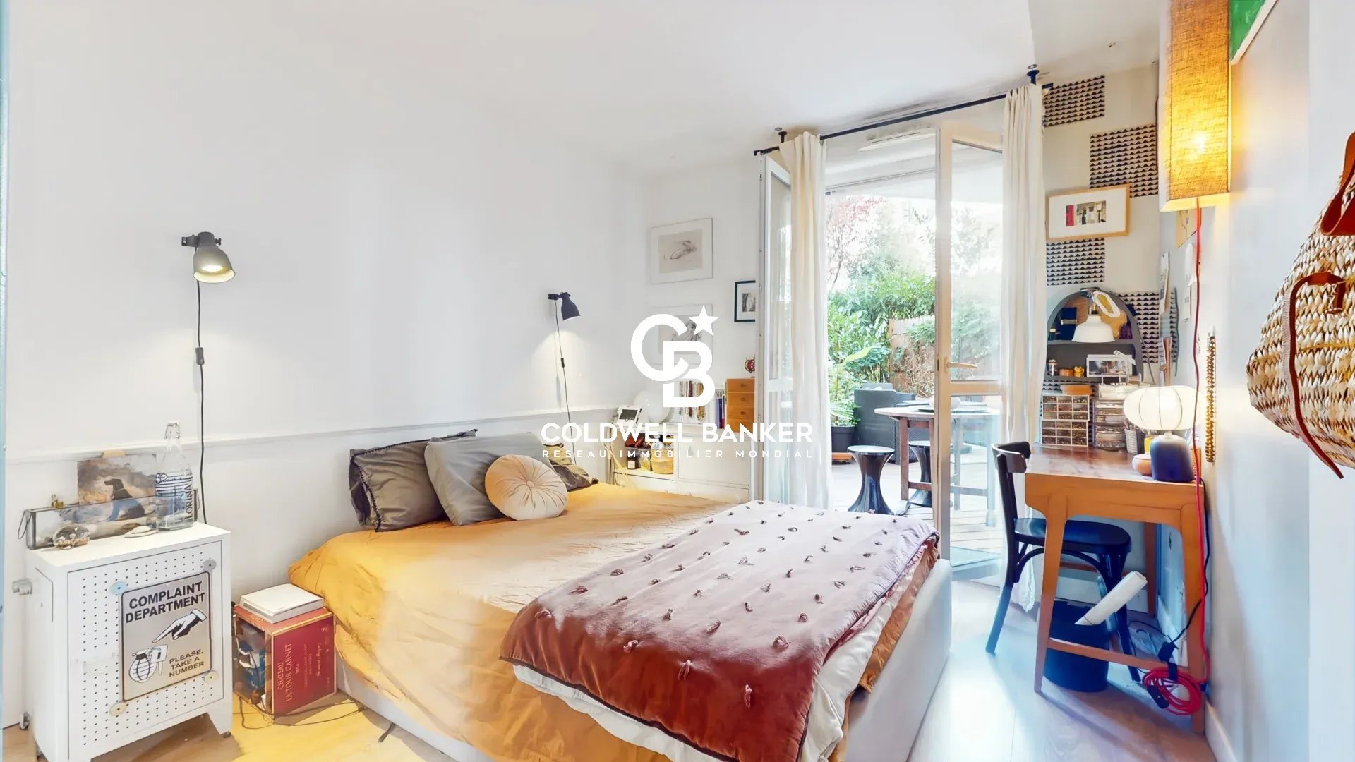 Chambre d’appartement à Montrouge Chambre d'un appartement avec accès à une terrasse, mobilier moderne et décoration simple.