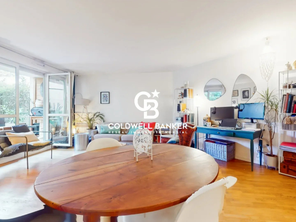 Intérieur d'un appartement 3 pièces avec séjour lumineux et mobilier moderne à Montrouge.
