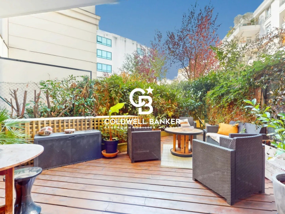 Terrasse d'un appartement avec mobilier de jardin et verdure, Montrouge.