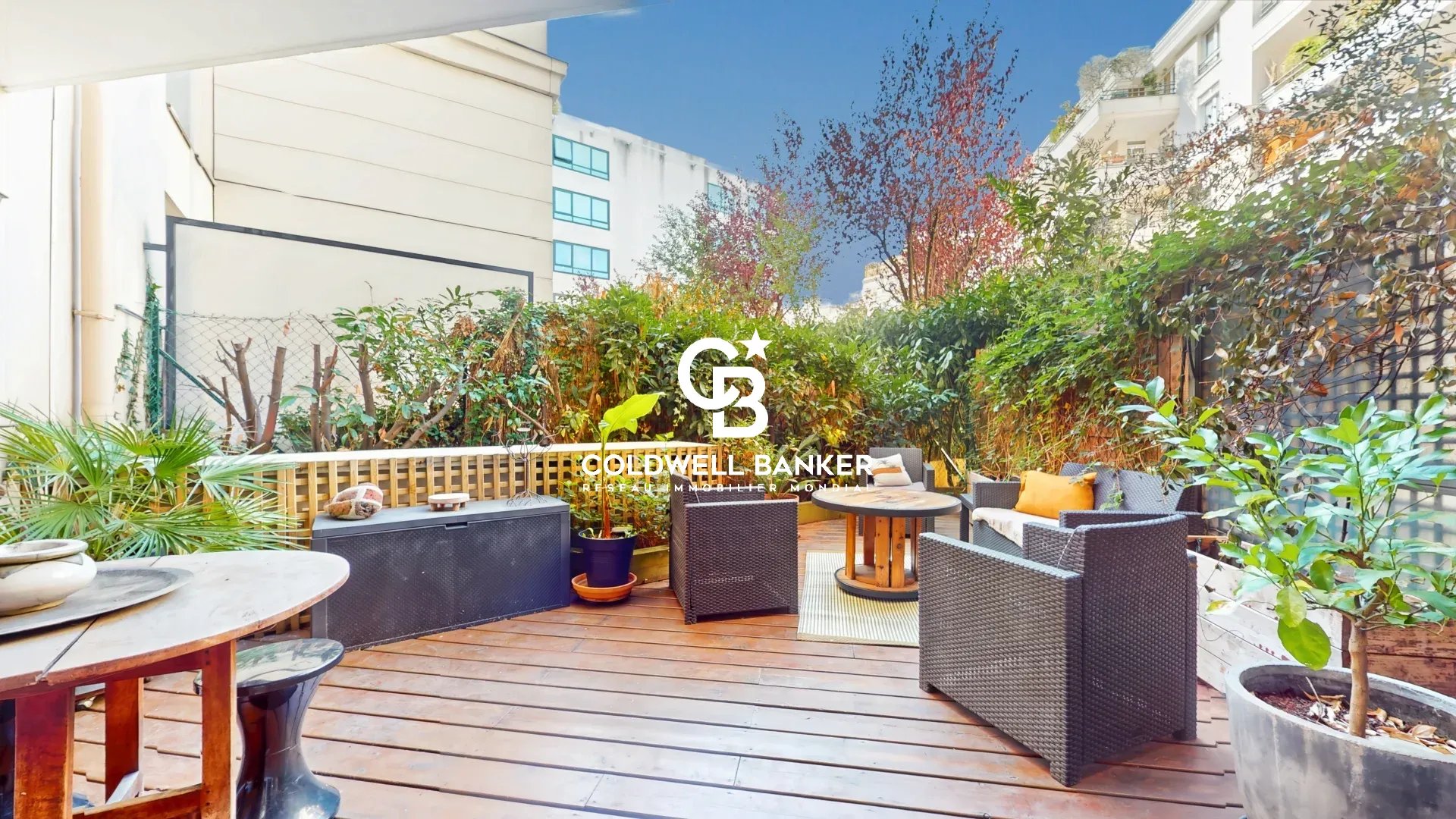 Terrasse d’appartement à Montrouge Terrasse d'un appartement avec mobilier de jardin et verdure, Montrouge.