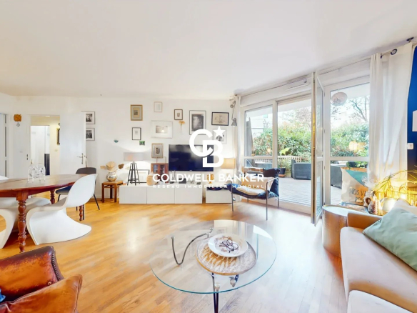 Salon lumineux d'un appartement 3 pièces avec terrasse, cave et parking à Montrouge.