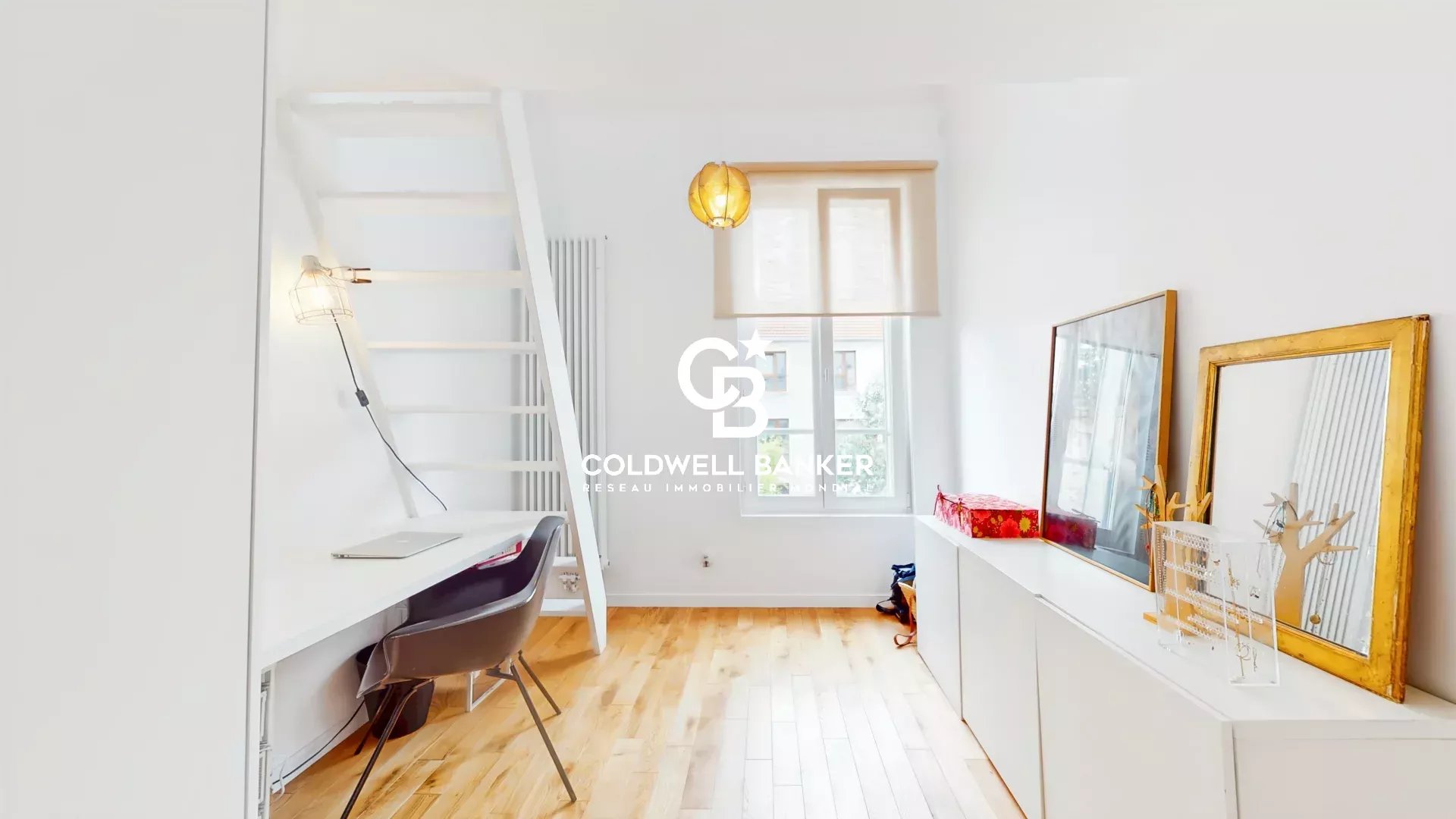 Intérieur d'une maison moderne avec un bureau et un escalier blanc.