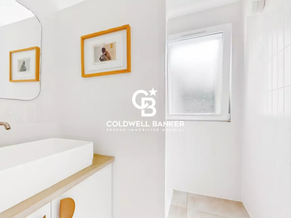 Salle de bain moderne avec lavabo design et miroir, lumière naturelle