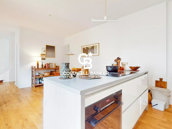 Intérieur d'une maison moderne avec cuisine ouverte et espace de vie lumineux.