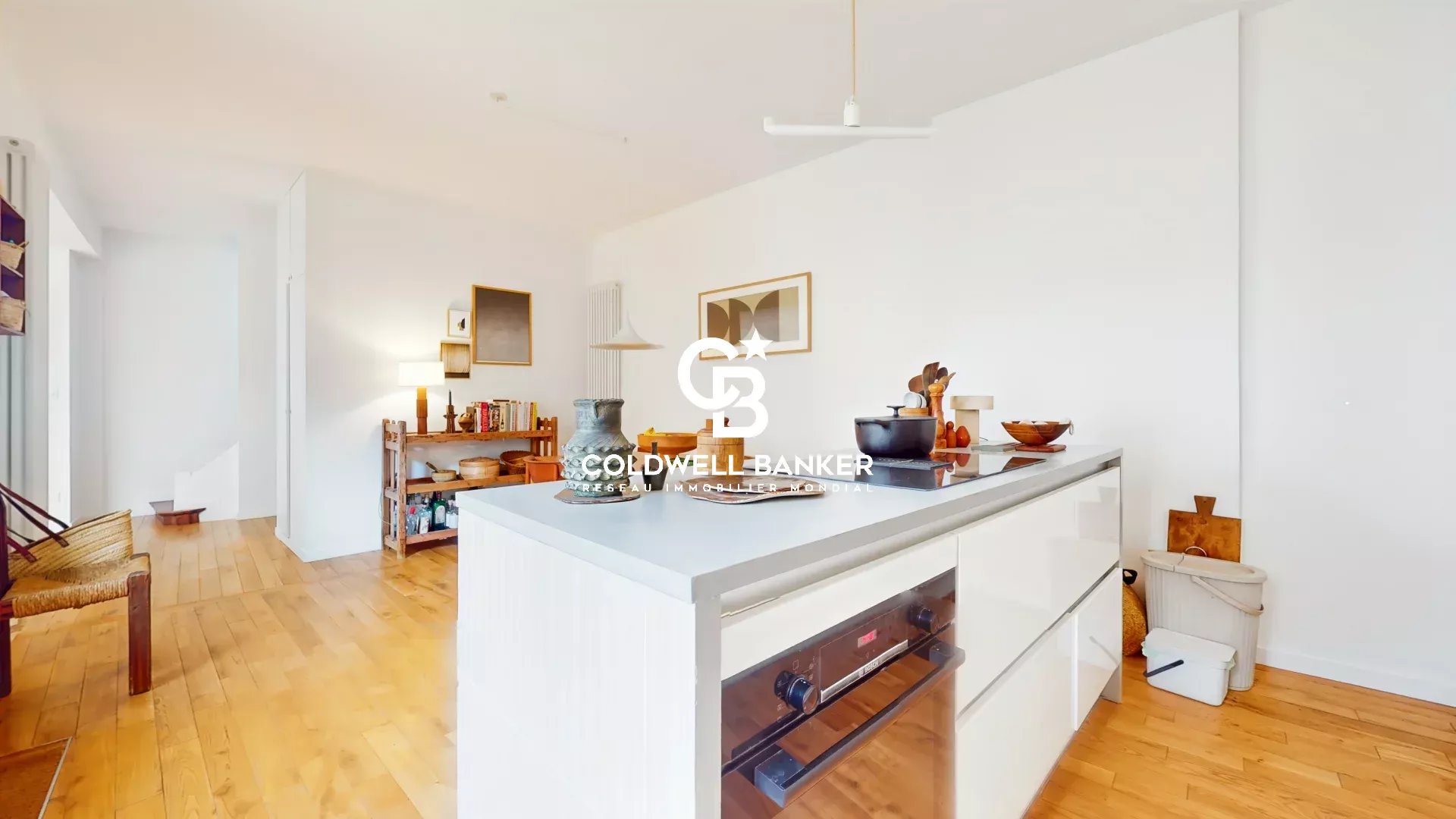 Intérieur d'une maison moderne avec cuisine ouverte et espace de vie lumineux.