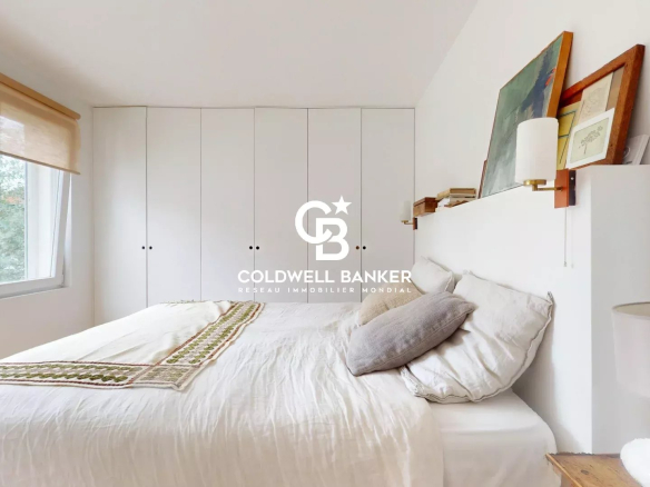 Chambre d'une maison de charme à Montrouge avec lit et décoration sobre.