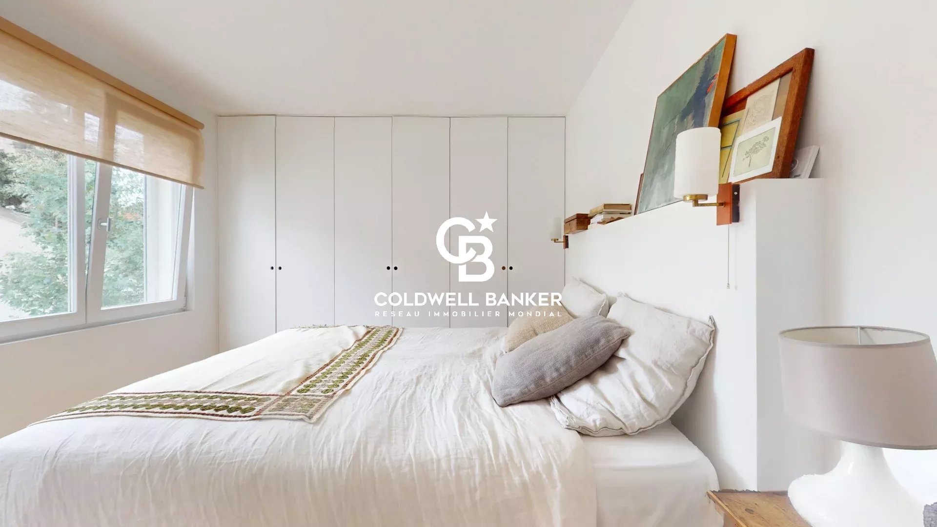 Chambre d'une maison de charme à Montrouge avec lit et décoration sobre.
