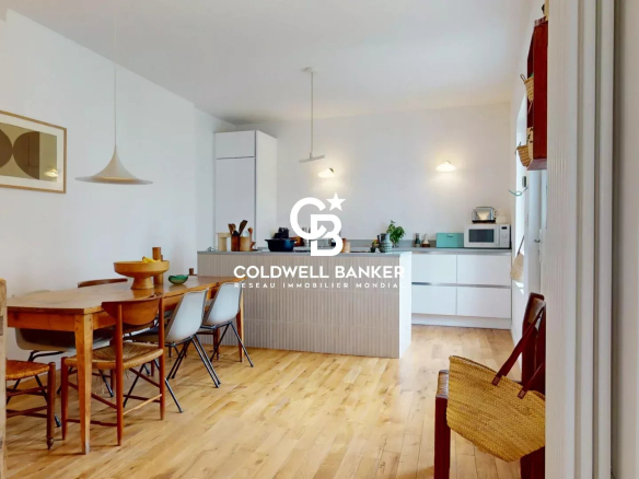 Intérieur d'une maison avec cuisine moderne et salle à manger en bois