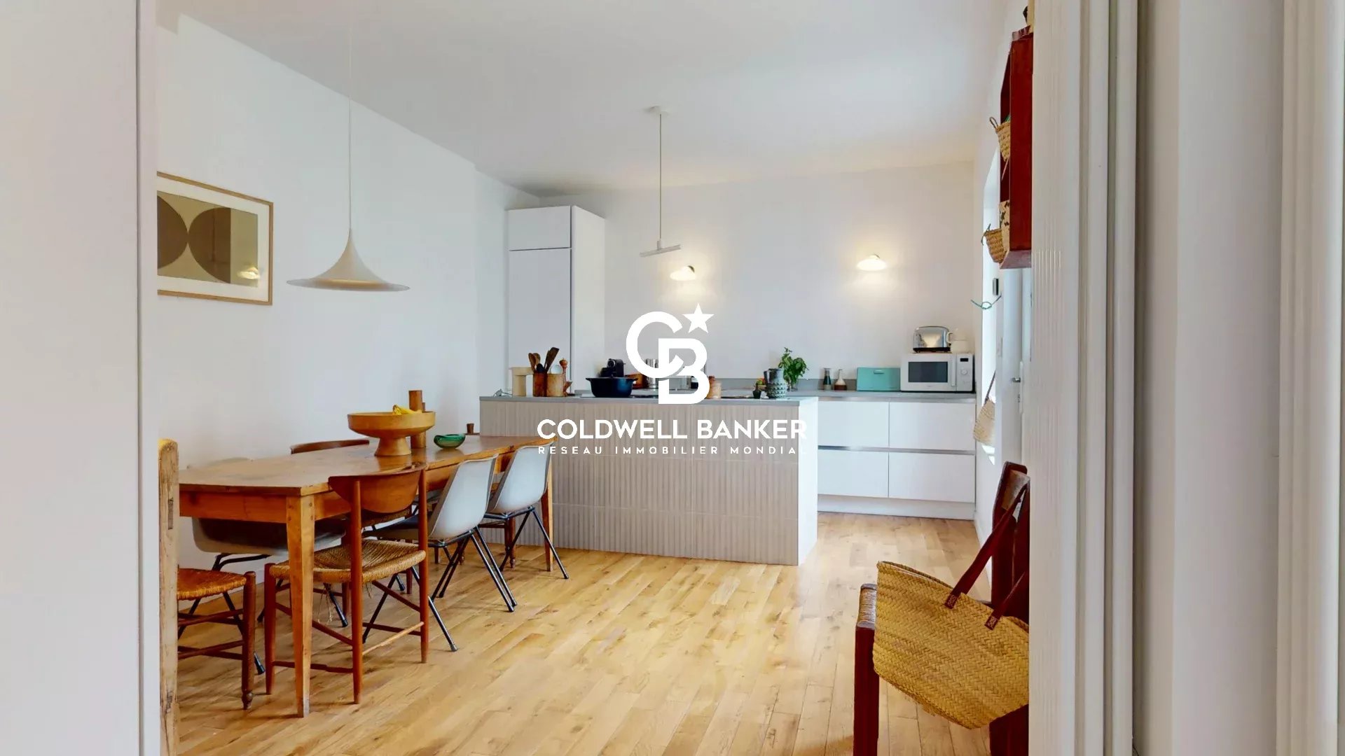 Intérieur d'une maison avec cuisine moderne et salle à manger en bois