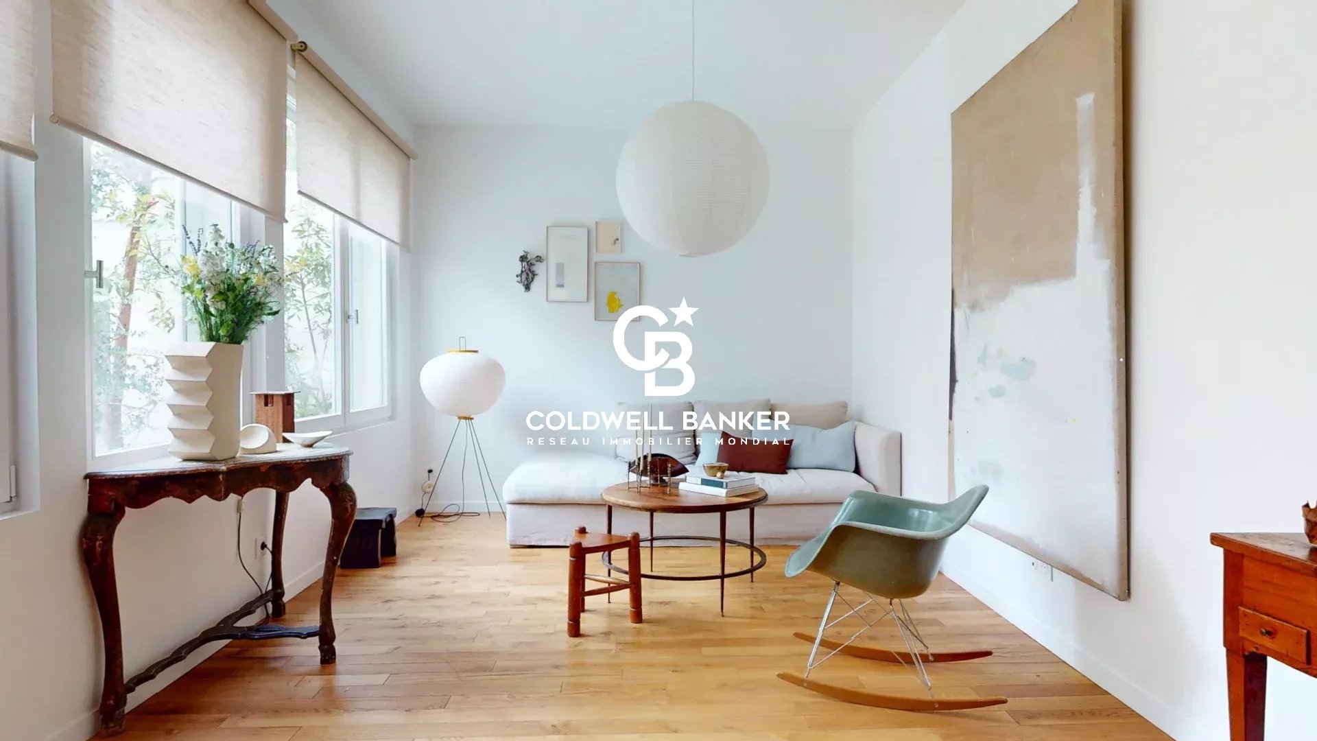 Intérieur d'une maison avec un salon lumineux, mobilier moderne et décoration soignée.
