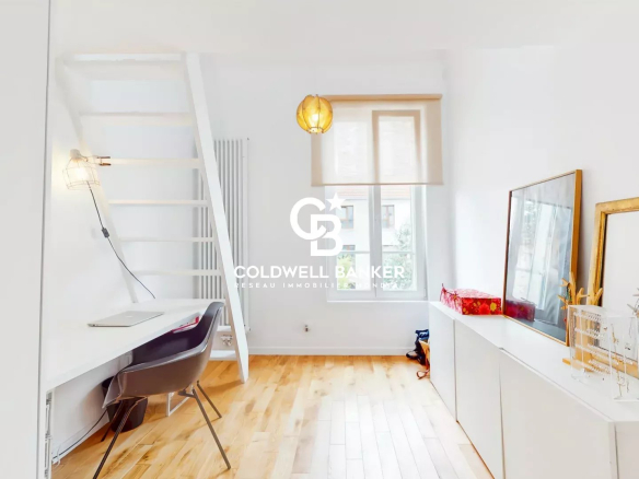 Intérieur d'une maison avec un bureau et un espace lumineux à Malakoff.