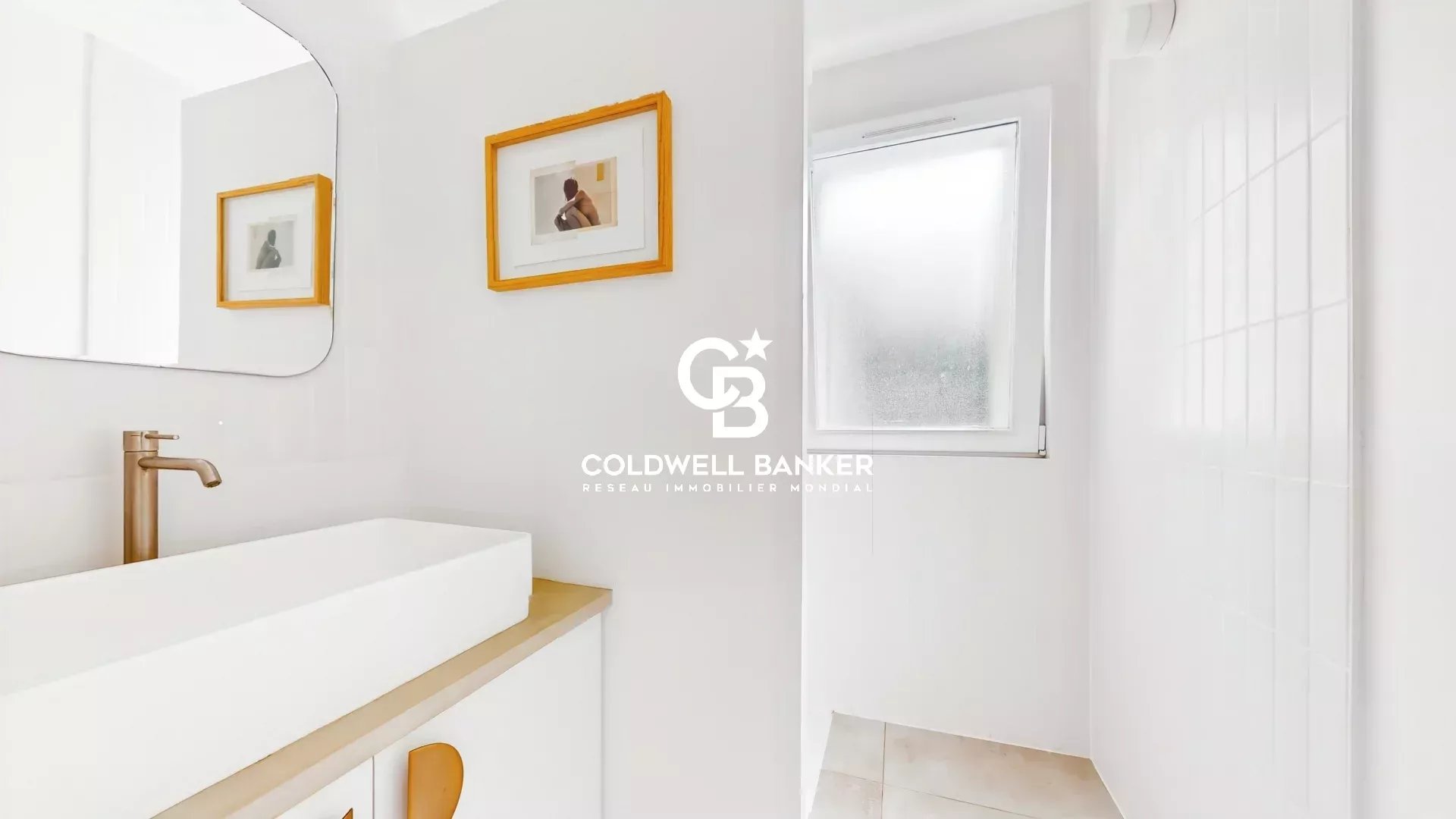 Salle de bain moderne à Malakoff Salle de bain moderne avec lavabo et miroir dans une maison à Malakoff.