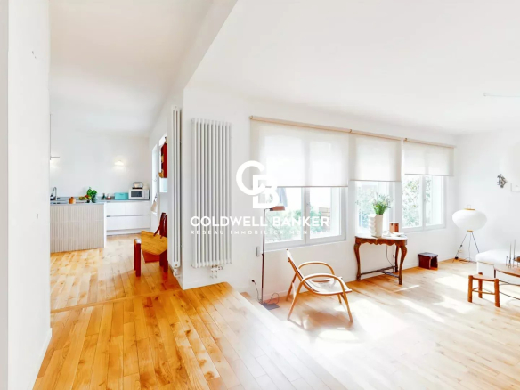 Intérieur lumineux d'une maison à Malakoff avec un espace de vie ouvert et un sol en bois.