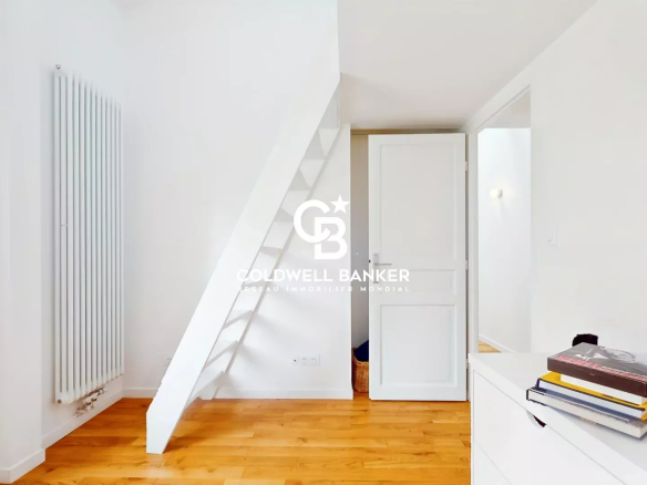 Intérieur d'une maison moderne avec un escalier et des murs clairs.