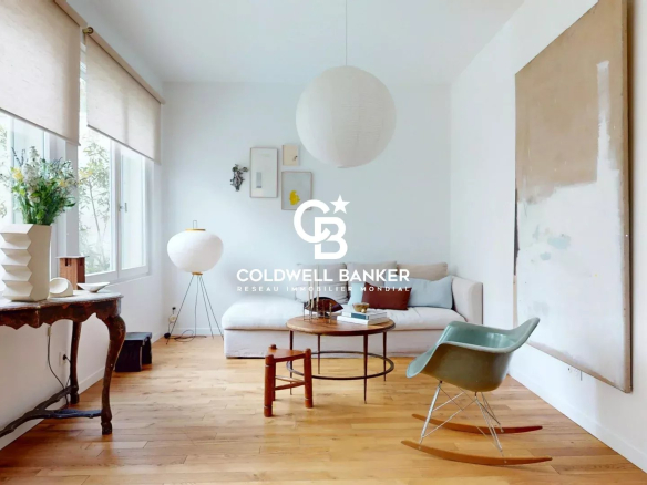 Intérieur d'une maison de charme à Malakoff avec salon lumineux et mobilier moderne.
