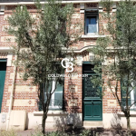 Belle demeure de 1850, “comme à la campagne”, avec sa cour pavée et son préau !