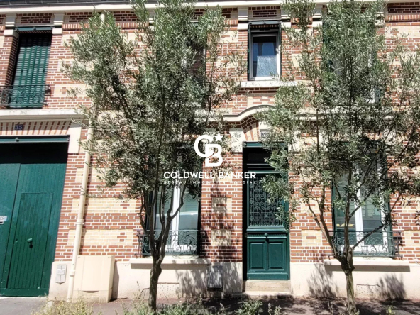 Belle demeure de 1850, “comme à la campagne”, avec sa cour pavée et son préau !