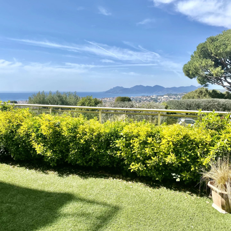 Cannes Croisette, top floor, 3-room apartment, 88m², panoramic sea view