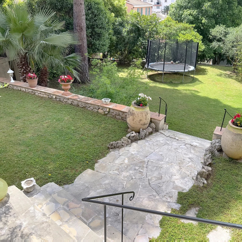 NICE – Corniche Fleurie – Luxury 4-room apartment, turnkey, with terrace and beautiful sea view. Garage. Parking. Cellar. Swimming pool.