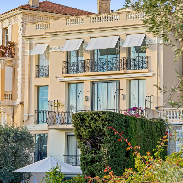 MOUGINS- Viila 7P avec terrain a bâtir